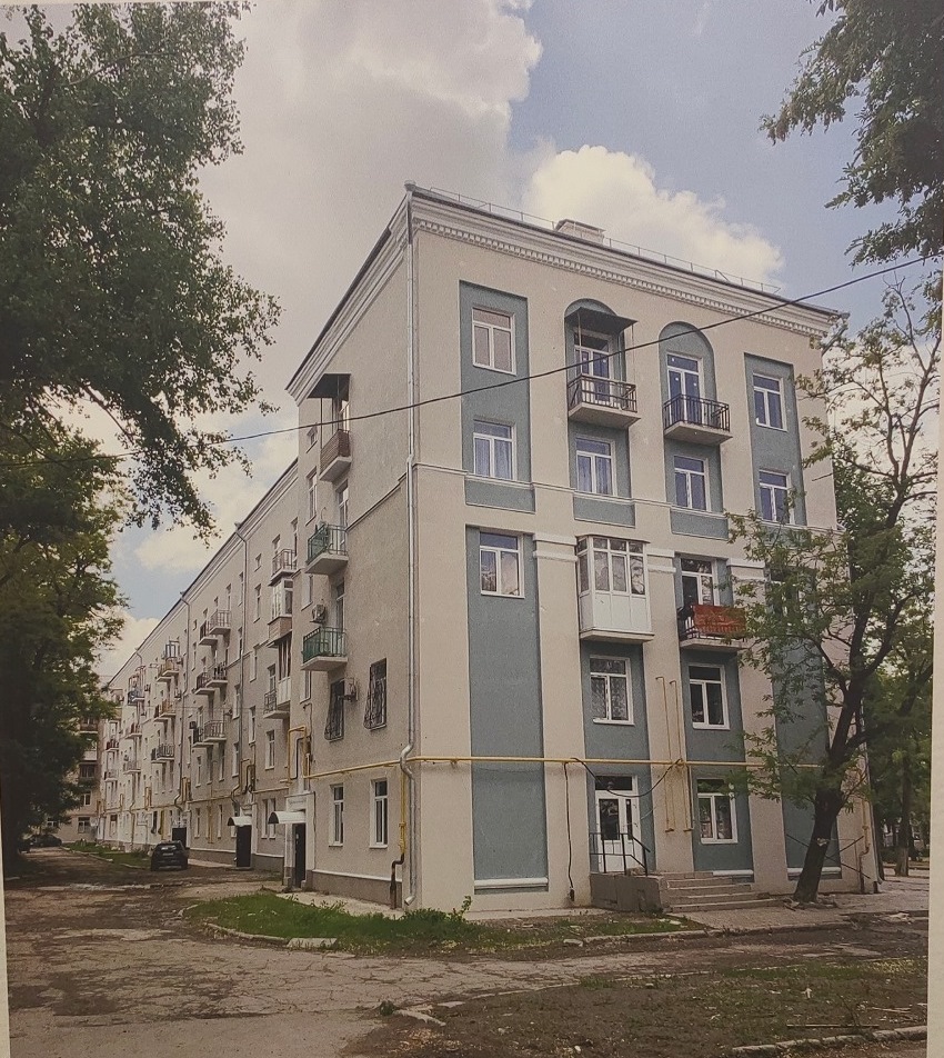 Жилой дом в Мариуполе после восстановления Жилой дом в Мариуполе, бульвар 50 лет Октября, 15/20, после восстановления
